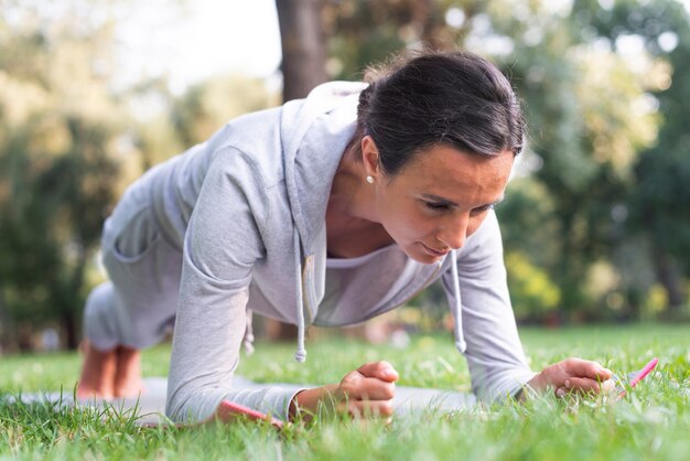 Volle Schussfrau, die Planken in der Natur tut