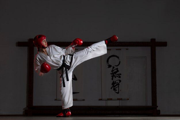 Volle Schussfrau, die Taekwondo übt