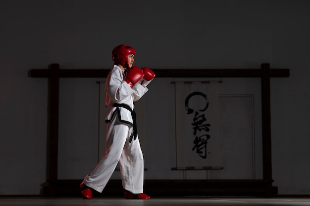 Kostenloses Foto volle schussfrau, die taekwondo übt