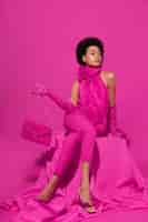 Kostenloses Foto volle schussfrau, die volles rosafarbenes outfit trägt