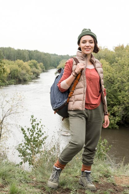 Volle Schussfrau, die vor Fluss aufwirft