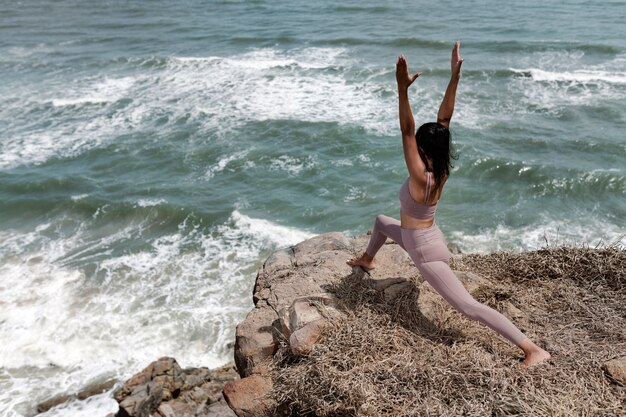Volle Schussfrau, die Yoga in der Natur tut
