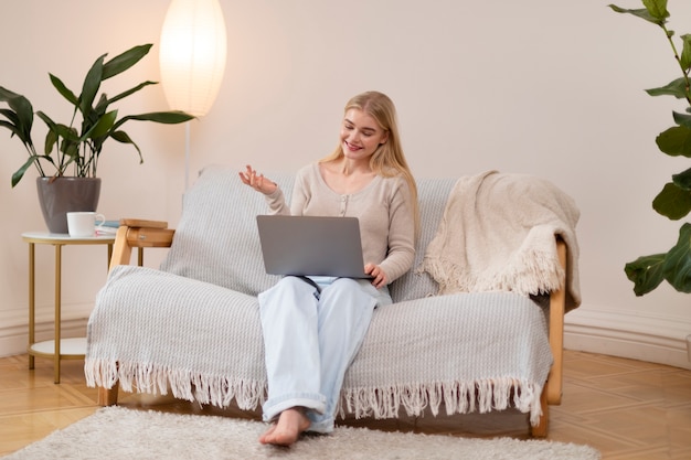 Kostenloses Foto volle schussfrau mit laptop