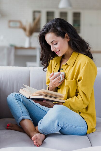 Volle Schussfrau mit Schale und Buch
