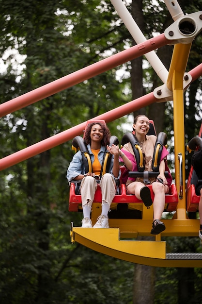 Kostenloses Foto volle schussfrauen am karneval