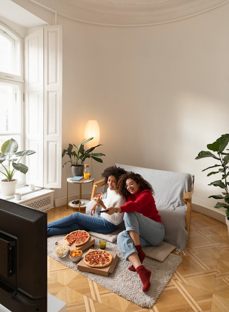 Volle Schussfrauen, die Pizza essen