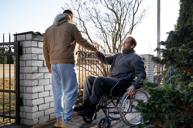 Kostenloses Foto volle schussfreunde, die hände rütteln