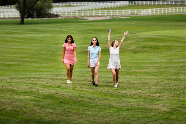 Volle Schussgruppe Frauen am Golfplatz