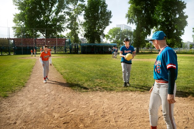 Volle Schusskinder, die Kickball spielen