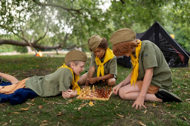 Volle Schusskinder, die Schach spielen