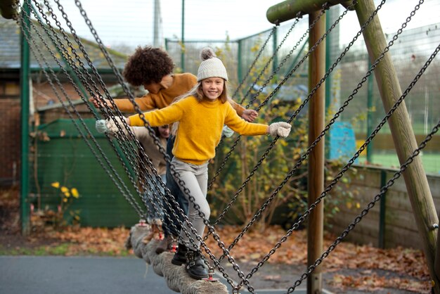 Volle Schusskinder, die zusammen spielen