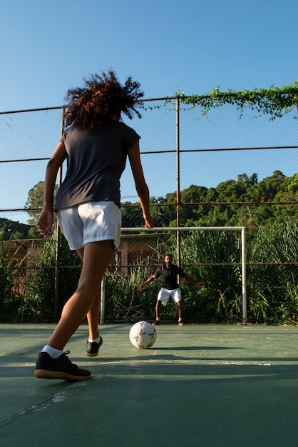 Volle Schussleute, die Fußball spielen