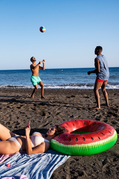 Volle Schussleute, die Volleyball spielen