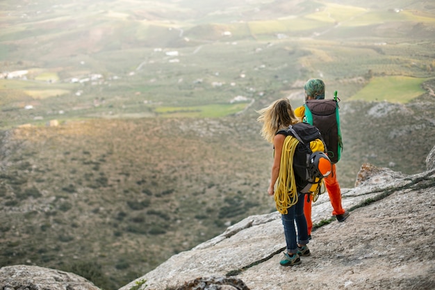 Kostenloses Foto volle schussleute, die zusammen wandern