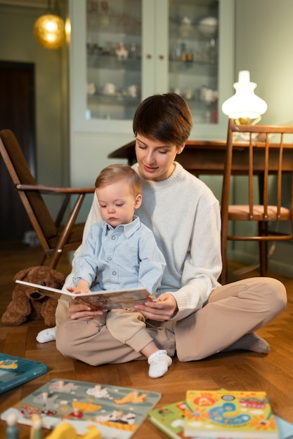 Volle Schussmutter, die Baby hält