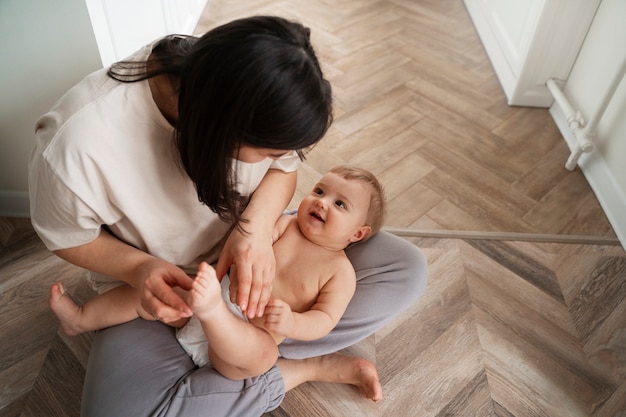 Volle Schussmutter, die Baby kitzelt