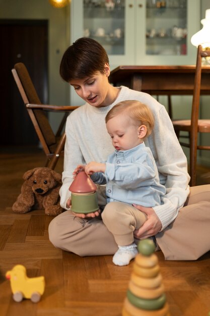 Volle Schussmutter, die mit Kind spielt