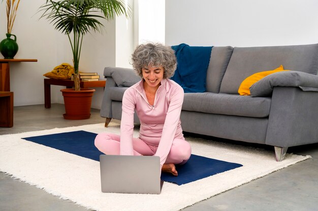 Volle Schusssmileyfrau mit Laptop