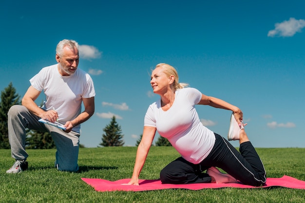 Volle Schusstrainer-Trainingsfrau in der Natur