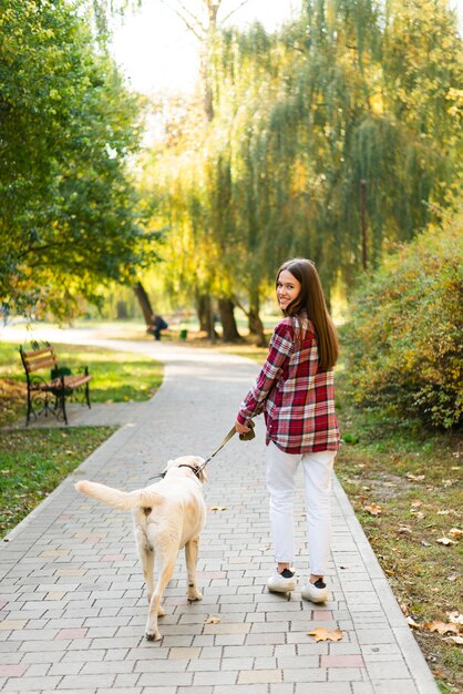 Volle Show Frau spazieren mit ihrem Hund