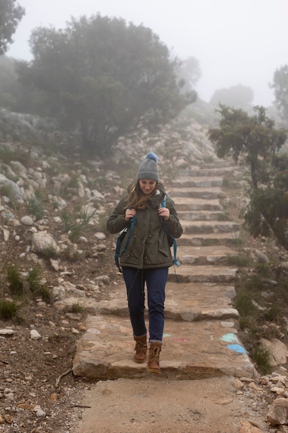 Volle Showfrau, die Treppe hinunter klettert