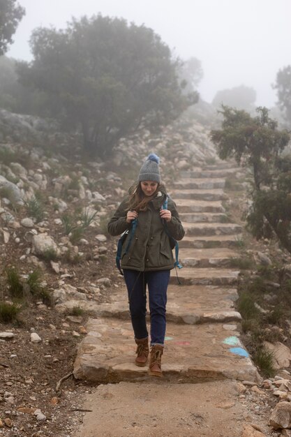 Volle Showfrau, die Treppe hinunter klettert