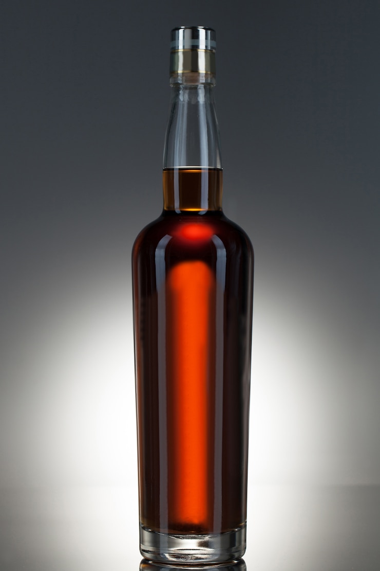 Kostenlose Foto volle whiskyflasche