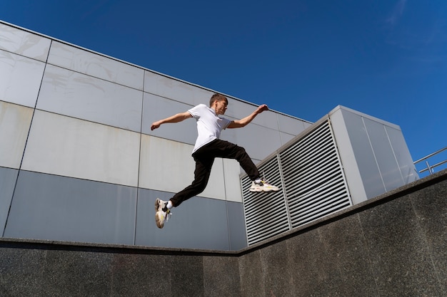 Kostenloses Foto voller fitter mann beim parkour-training