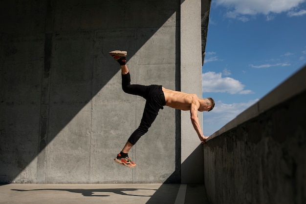 Kostenloses Foto voller fitter mann beim parkour-training