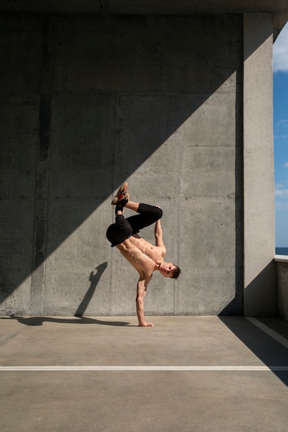 Kostenloses Foto voller fitter mann beim parkour-training