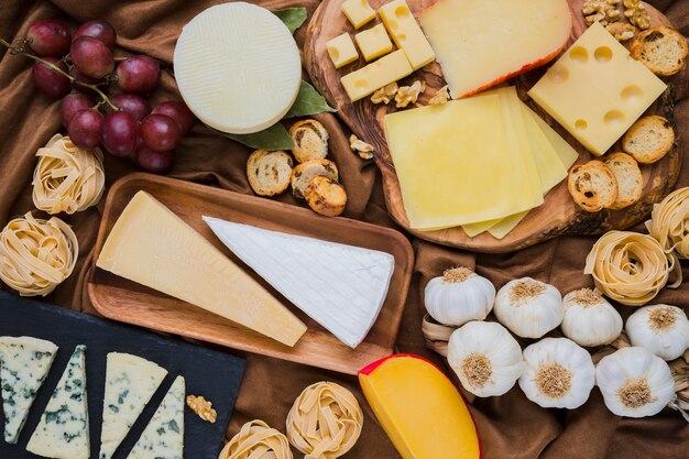 Voller Rahmen des klaren Käses und der Bestandteile mit Trauben