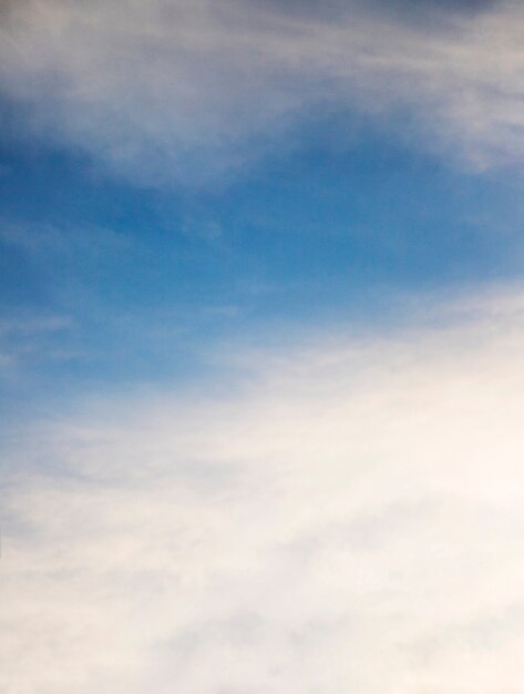 Voller Rahmen von weißen Wolken im Himmel