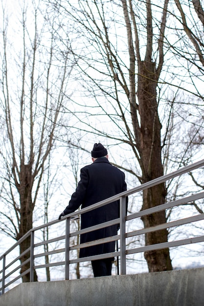 Kostenloses Foto voller schuss älterer mann, der einen spaziergang macht