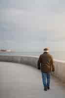 Kostenloses Foto voller schuss älterer mann, der einen spaziergang macht