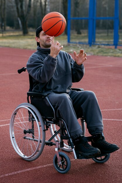 Voller Schuss behinderter Mann, der Basketball spielt