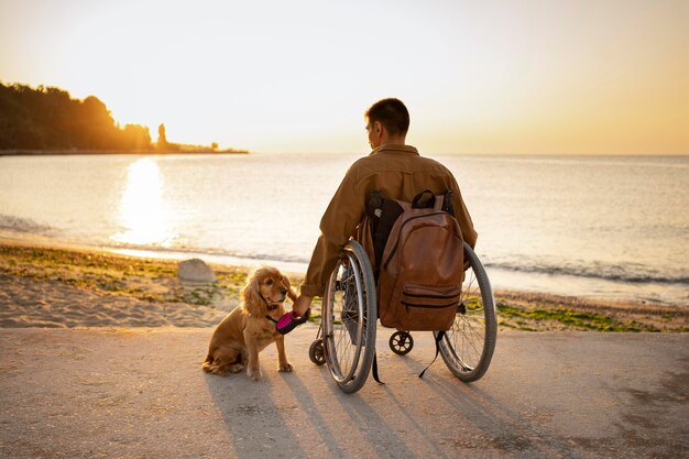 Voller Schuss behinderter Mann, der mit Hund reist