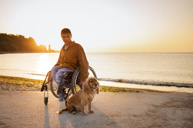 Kostenloses Foto voller schuss behinderter mann mit hund