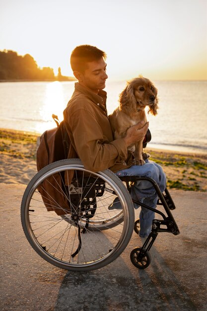 Voller Schuss behinderter Mann mit Hund