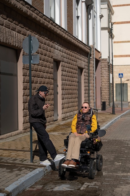 Kostenloses Foto voller schuss behinderter mann und freund verbringen zeit miteinander