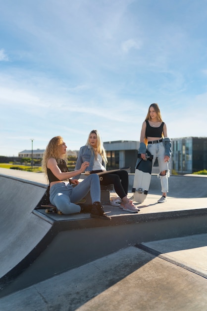 Voller Schuss coole Freunde im Skatepark