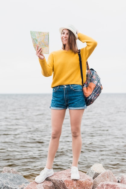 Kostenloses Foto voller schuss der frau am strand