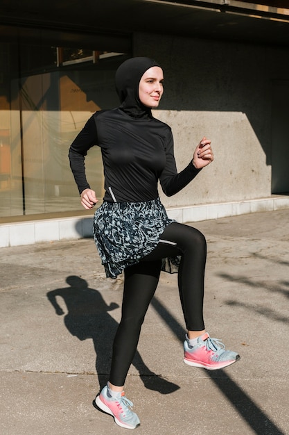 Voller Schuss der Frau mit hijab Training