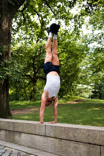 Voller Schuss des Athletentrainings im Park