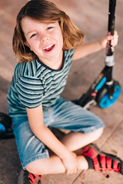 Voller Schuss des Jungen mit Roller