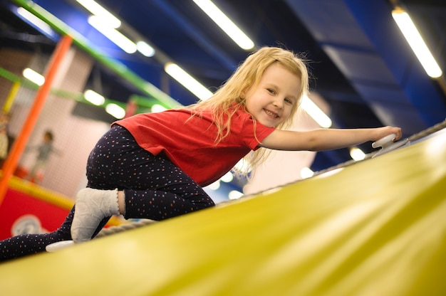 Voller Schuss des Mädchens im Spielplatz