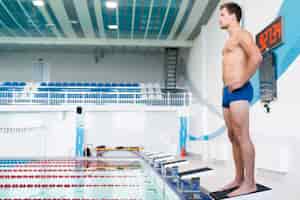 Kostenloses Foto voller schuss des männlichen schwimmers