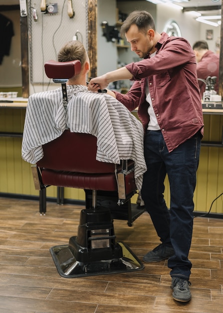 Voller Schuss des Mannes am Friseursalon