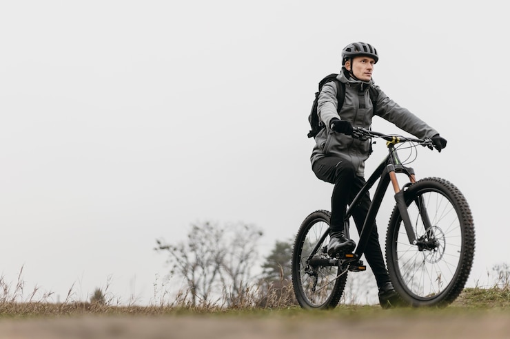 Kostenlose Foto voller schuss des mannes, der ein fahrrad fährt