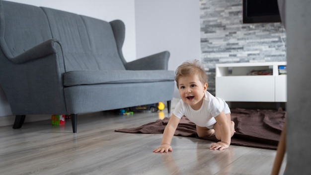 Voller Schuss entzückendes Baby, das auf Boden kriecht