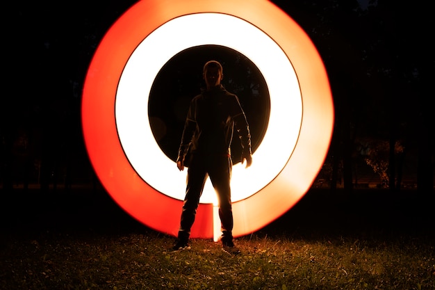 Kostenloses Foto voller schuss erwachsener posiert mit hellem licht